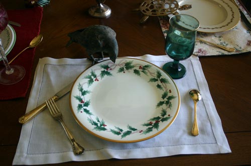 Christmas plate with a visiting bird. Is that any way to place the flatware?